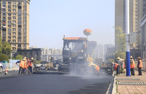 2020年3月20日上午，宜春市高士北路路面改造工程快速推進(jìn)，施工現(xiàn)場(chǎng)一片繁忙景象